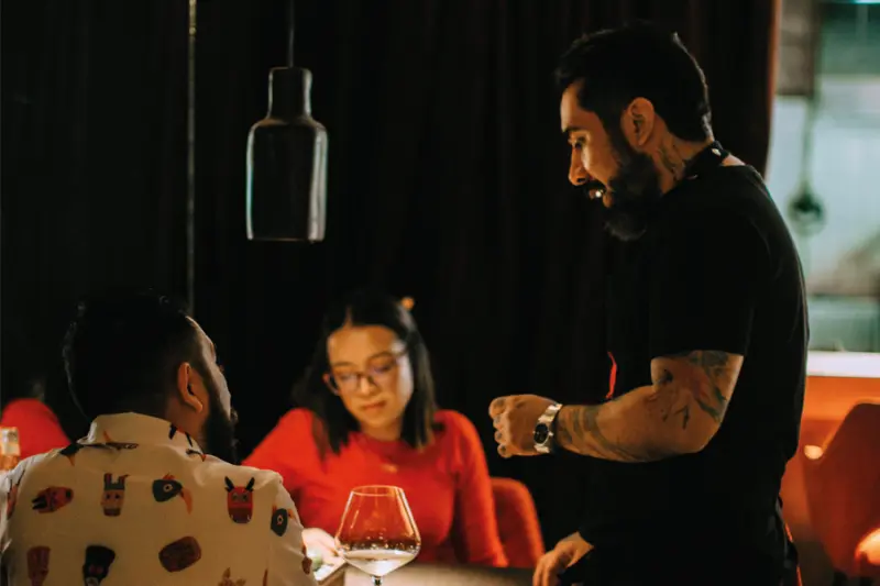 Diego Telles con comensales