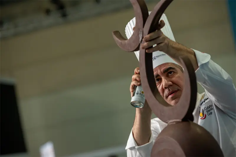 Elaboración de pieza de chocolate en la Copa del Mundo de Heladería