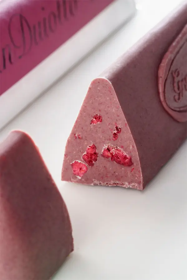 Corte del turrón Granduiotto de frutos rojos