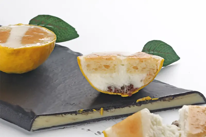 Trampantojo pedazo de limón en una pizarra