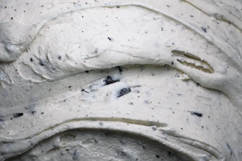 Helado de stracciatella de requesón y chocolate 73%