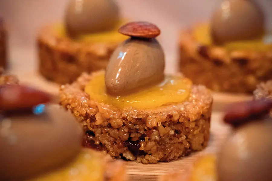 Tartaleta Amandia con almendra Tuono, naranja y cardamomo