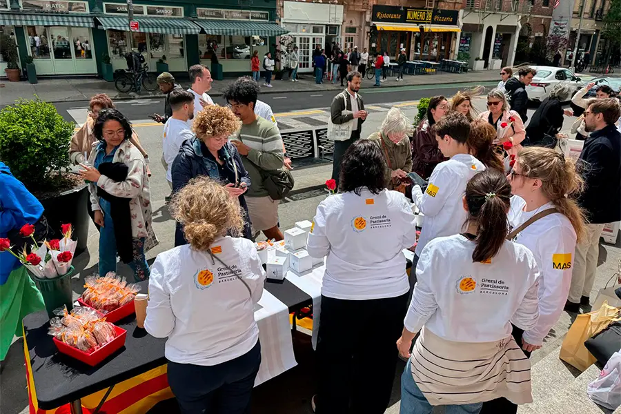 El Gremio de Pastelería de Barcelona endulza la primera Diada de Sant Jordi en Nueva York