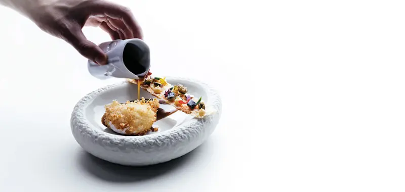 Huevo frito salino rebozado
con panko y garum de cebolla