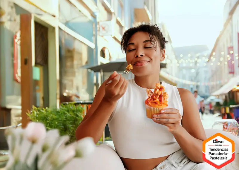 Mujer comiendo helado
