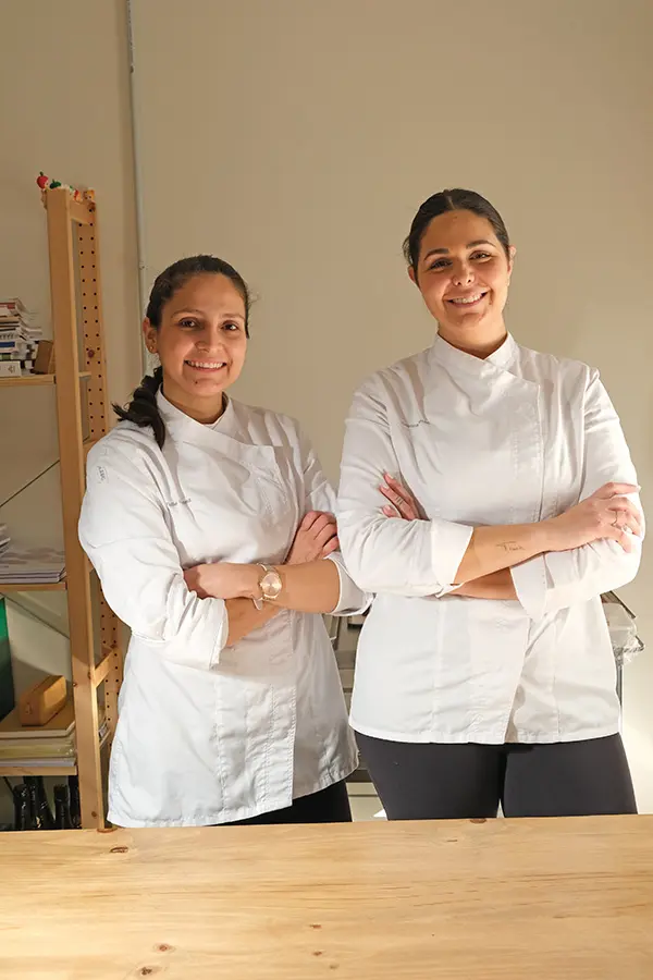 Cristina Ramón con su mano derecha, Yuliet Gómez