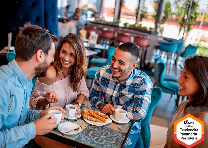 Gente compartiendo churros en una terraza