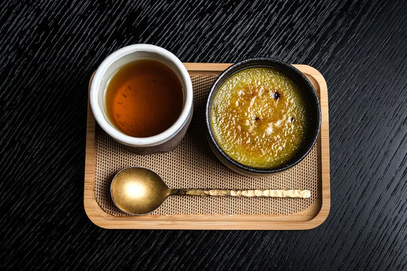 Créme brûlée de matcha e infusión