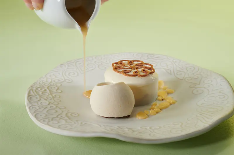Verter salsa en el postre