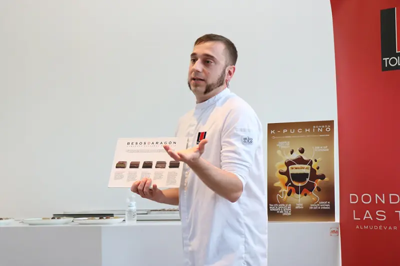 Isidro Tolosana presentando la colección Besos de Aragón