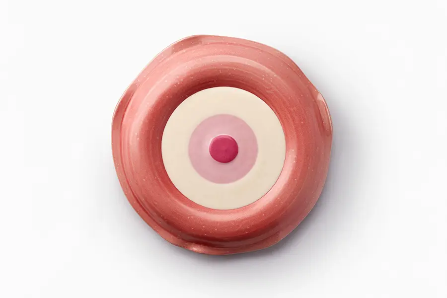 Imagen de Ensaladilla rosa con espuma de patata y tres mayonesas
