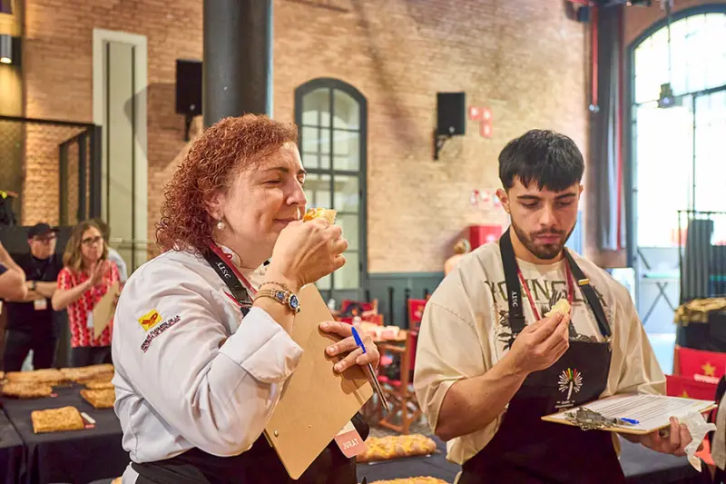 Algunos miembros del jurado probando las cocas