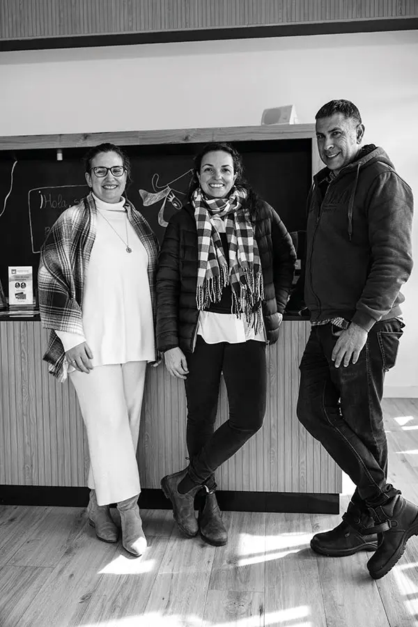 Mariana junto con Lorena y Pedro Álvarez, de la mantequera de Tineo