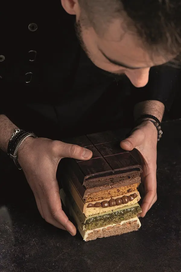 Jhonatan enseña la colección de tabletas-cakes de viaje