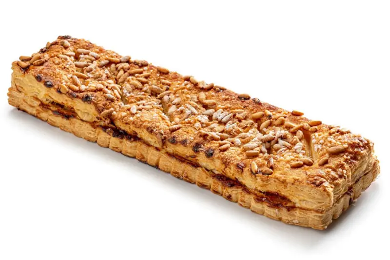 Coca de hojaldre con crema