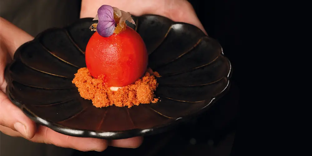 Ensalada payesa de Formentera con tomate, pimientos de piquillo y peix sec