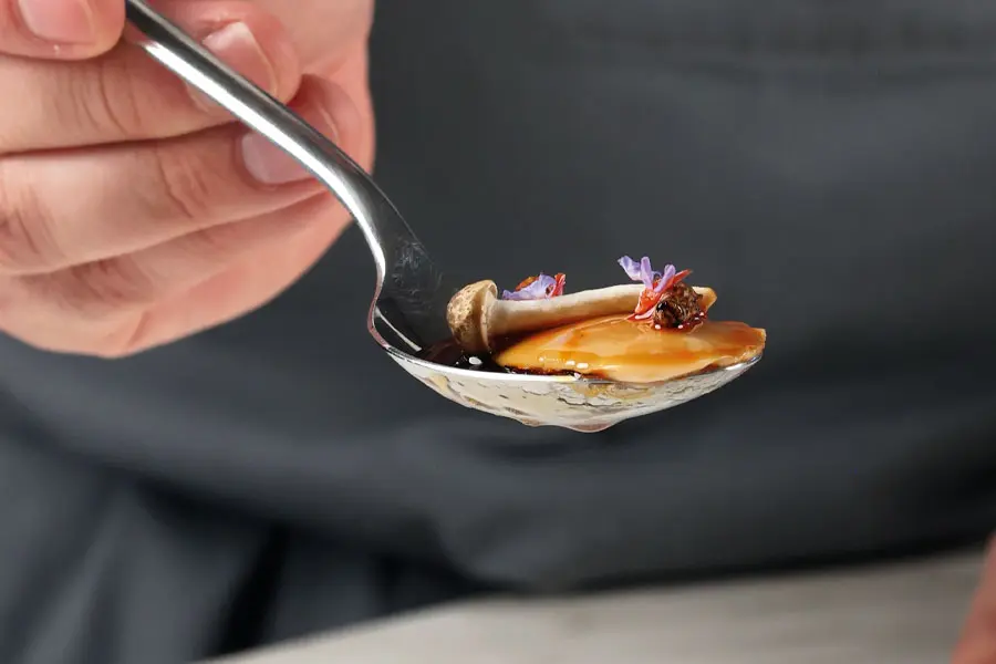 Grillos en alta cocina: así los integran Diego Prado y Esther Merino en recetas y cócteles