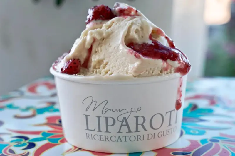 Helado de sésamo variado Ispica con salsa de fresa Marsala