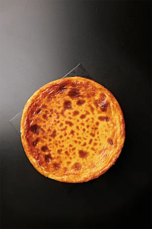 Pastel de queso de Pau Carranza con tono dorado exterior