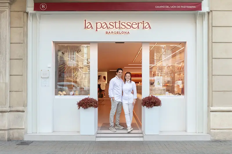 Josep Maria Rodríguez y Ana Jarquín enseñando la nueva La Pastisseria Barcelona