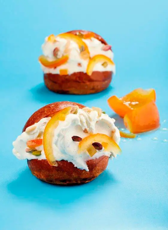 Brioche con helado de la casa