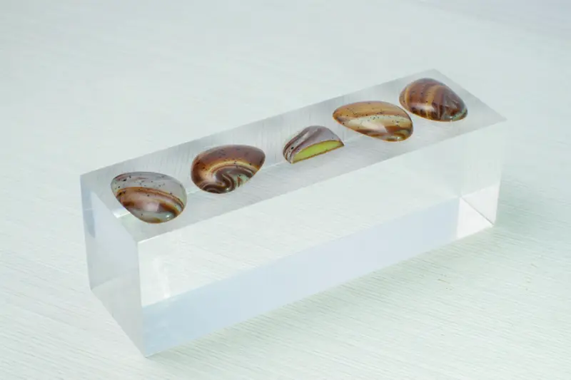 Uno de los pasos de la elaboración del bombón de chocolate blanco y albahaca
