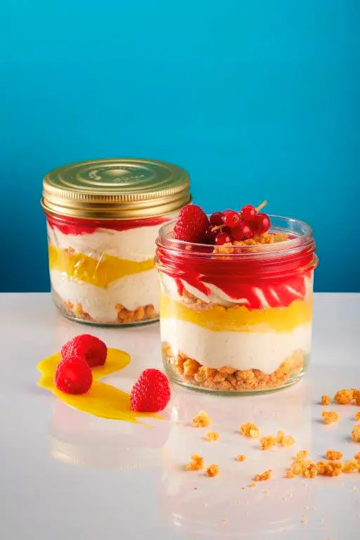Helado de cheesecake con frutas del bosque