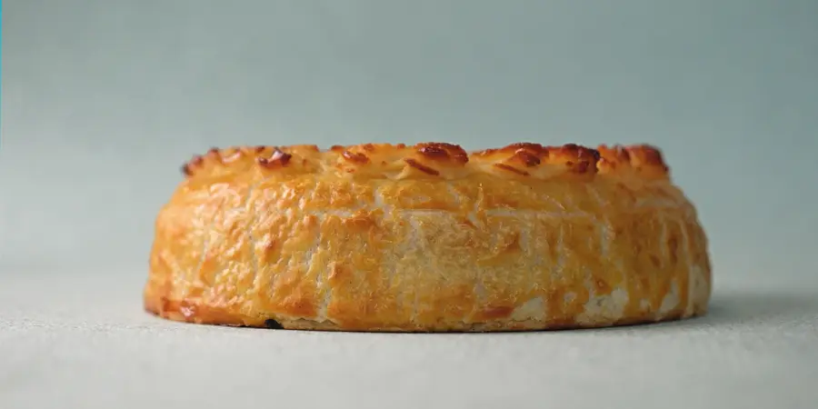 De la coca de ratafía a los caramelos Besitos: 6 especialidades pasteleras locales convertidas en emblema