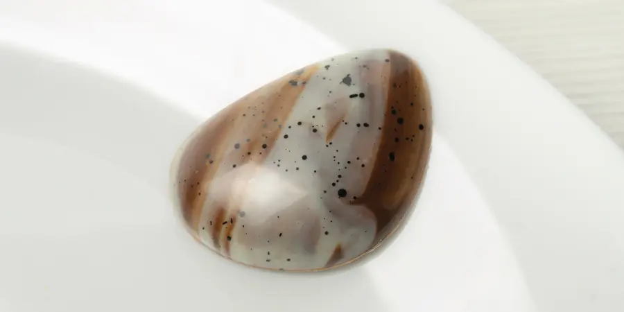 Imagen de Bombón de chocolate blanco y albahaca con técnicas modernas de encamisado de Ana Gallego