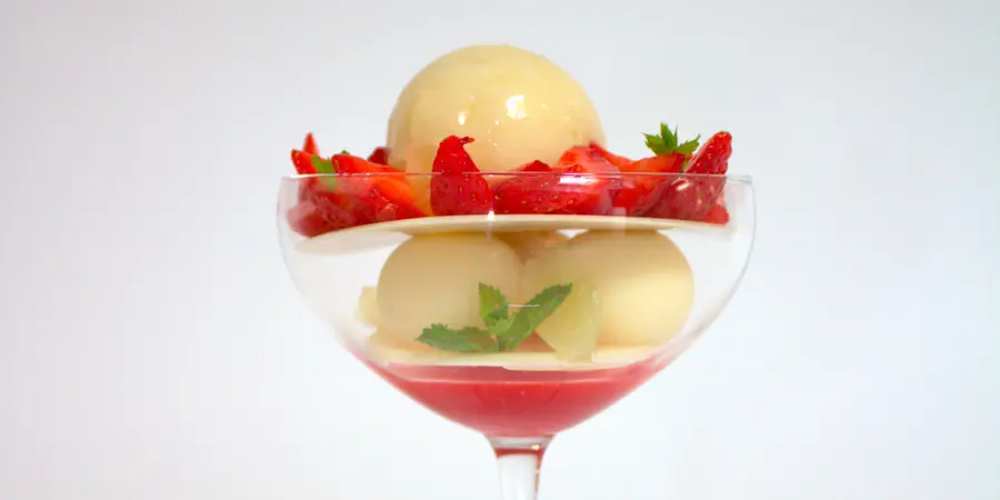 Imagen de Sundae de fresa, menta y yuzu de la École Nationale Supérieure de Pâtisserie