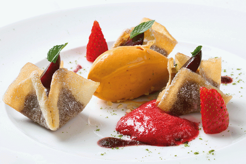 Chile guajillo, teja frita, avellana y cereza