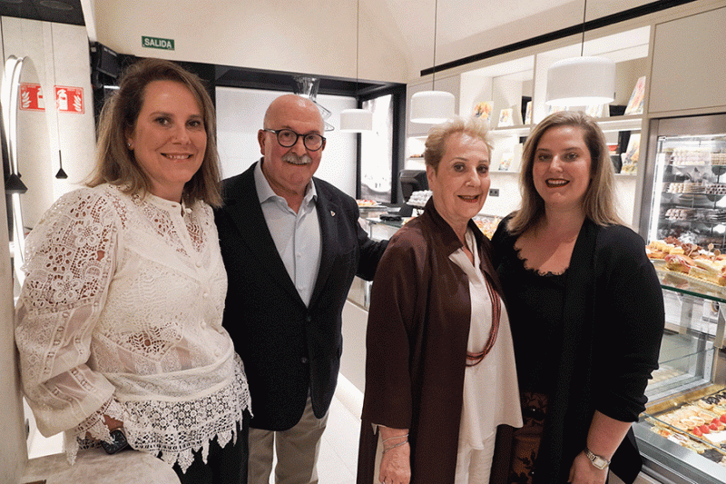José Manuel Angulo y Elena Morán con sus hijas Nadia y María