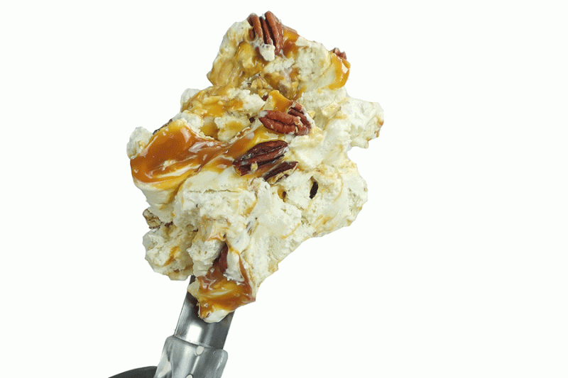 Helado de camembert con salsa de arequipe y jarabe de arce