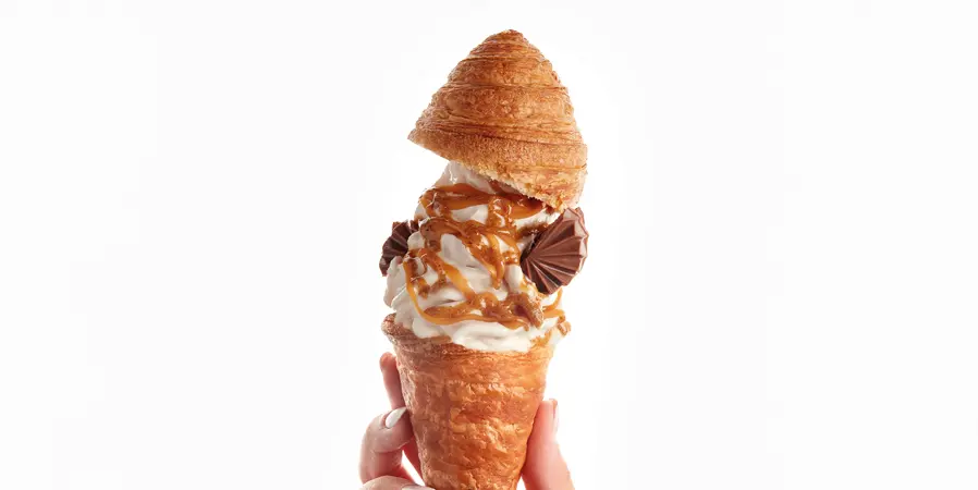 Imagen de Cono helado Reus con masa de croissant, vainilla, caramelo salado y avellanas