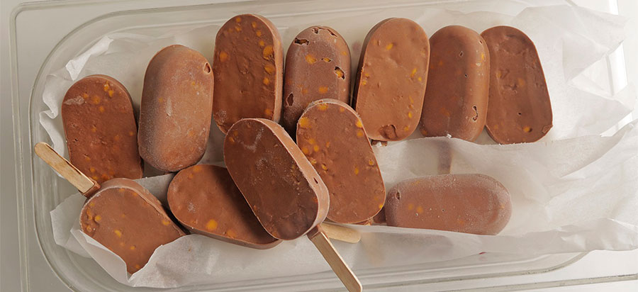 helado de chocolate con leche y canela