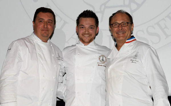 Quentin Bailly rodeado de Frédéric Cassel y Jean-Paul Hevin en el momento de recibir el premio