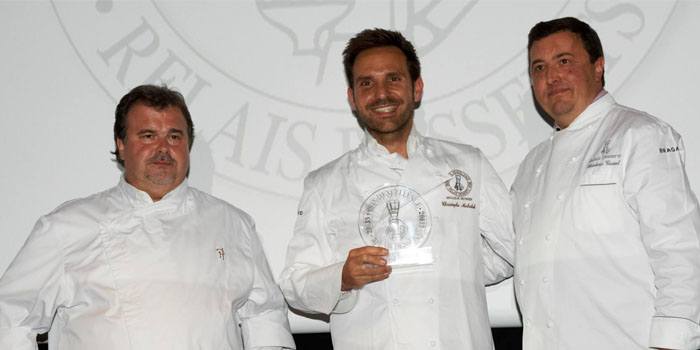 Christophe Michalak rodeado de Pierre Herme y Frédéric Cassel en el momento de recibir el premio