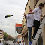 inaugurando las instalaciones con botella de cava incluida
