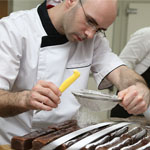 finalizando un cake en el  curso de Fresson
