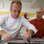 Fresson finalizando un cake