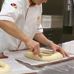 Practicando el corte a un brezel de gran tamaño