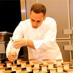 Francesco Boccia haciendo postre en plato en la EPGB