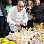 Bachour haciendo fotos a las creaciones del curso de Medellín