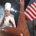 La chef Andrea en el momento de presentar su postre en plato frente al jurado (foto de Olivier Fernández)