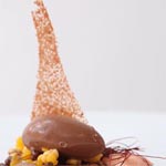 Eau de Chocolat, postre de la chef Dopico con cremoso 70%, sorbete de Guanaja, pan especiado de plátano, gel de cerveza artesana, gotas de mango, espuma de guayava y tamarillo y caramelo de avellana y Guanaja