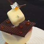 El chef francés Damien Gendron, segundo clasificado, y su petit four Celestine con mousse de Kalamansi, panacotta de coco, galleta crujiente y Guanaja