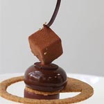 Damien Gendron y su Celeste, con zumo fluido de yuzu, opaline de nibs de cacao, mousse de chocolate, espuma de Sobacha y salsa de Guanaja