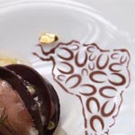 Fabrizio Fiorani y su postre en plato con namelaka de Guanaja, sablé y helado de chocolate y gelatina y salsa de bergamota