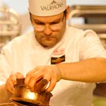 Abraham Balaguer trabajando la pieza de chocolate