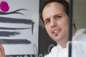 Jose Manuel Samper en primer plano, con el logo por detrás